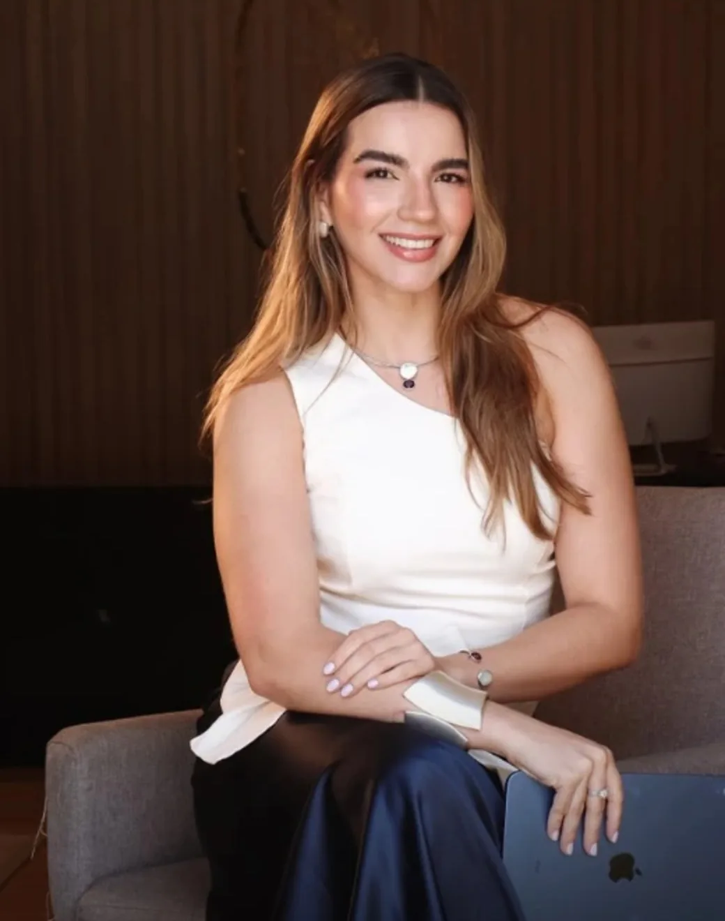 Retrato de Elaine Castro, advogada previdenciarista, sorrindo em ambiente de escritório
